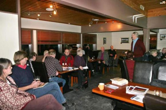 Nils Falch forteller om Sk�lv�r velforening p� fortellerkveld hos Vega�yans venner 24. november 2010.
